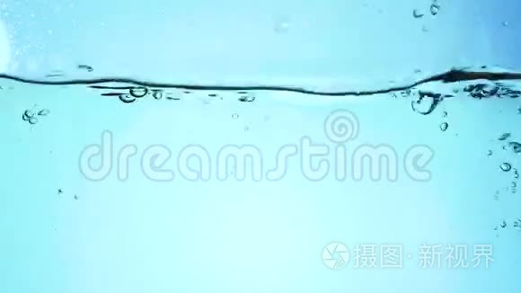 气泡在水中缓慢运动视频