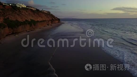 海啸冲浪和海滩场景视频