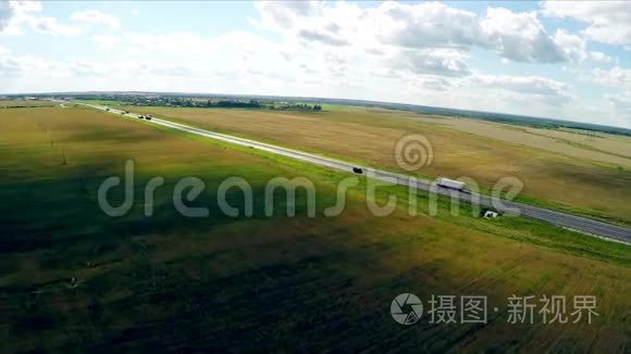 高速公路的空中景观，汽车沿着公路行驶。 加油站、酒店和道路服务。