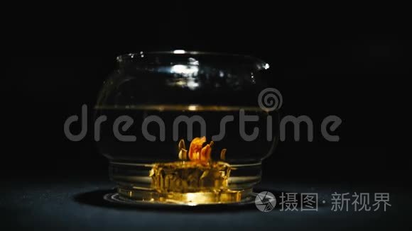 绿茶花在玻璃茶壶中绽放视频