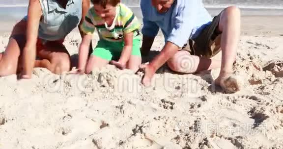 快乐的一家人在沙滩上玩耍视频