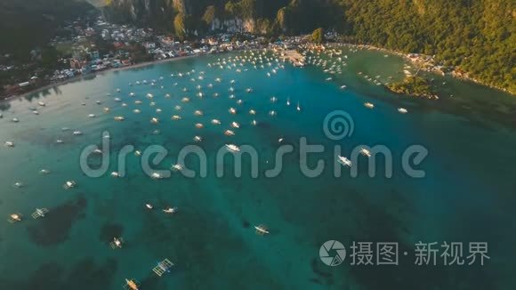 有船的美丽海湾。 空中观景。