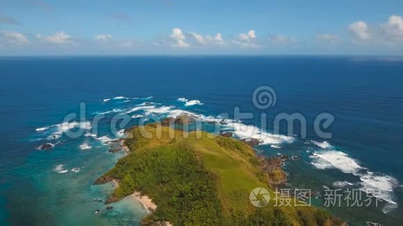 带热带岛屿海滩岩石和波浪的海景。 菲律宾卡坦杜内斯。