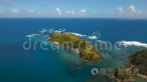 带热带岛屿、海滩、岩石和波浪的海景。 菲律宾卡坦杜内斯。