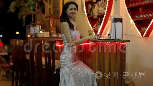 华丽的亚洲女人独自在酒吧视频