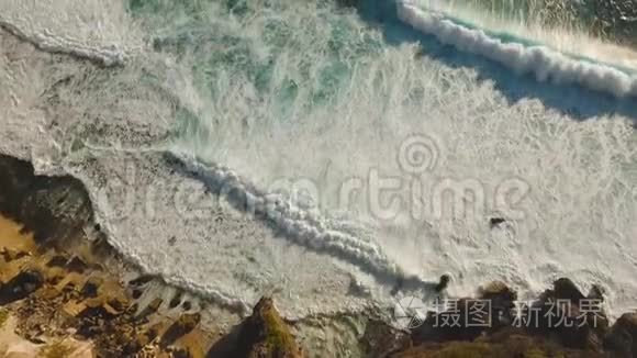 巴厘岛的洛基海岸线。 空中观景。