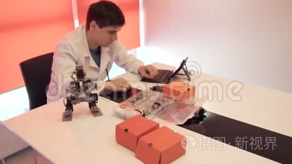 学生在实验室里制造一个机器人