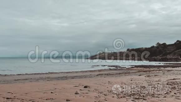 西班牙北部野生大西洋海岸，带有北欧风格自然环境的岩石和沙子