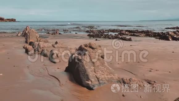 西班牙北部野生大西洋海岸，带有北欧风格自然环境的岩石和沙子