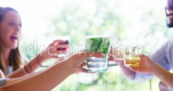 一群朋友敬酒视频