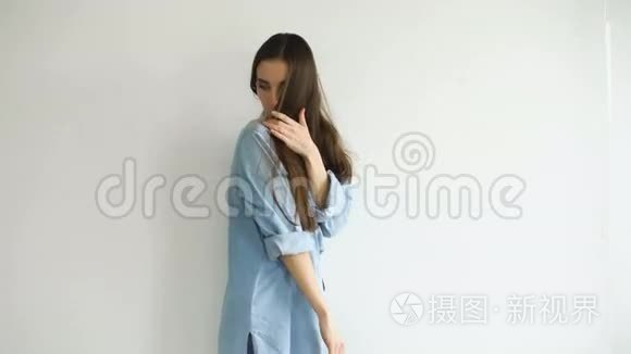 专业时尚模特摆姿势和看镜头。 女人展示姿势和情绪