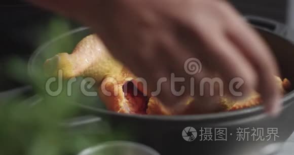 男主厨准备烤鸡和橘子和迷迭香视频