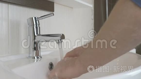 男人在浴室里洗手视频
