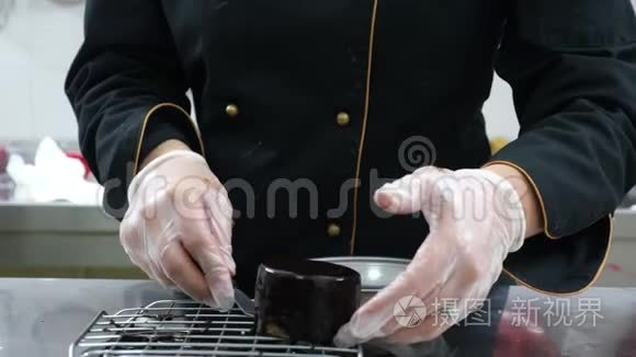一个糖果师装饰一个单份蛋糕视频