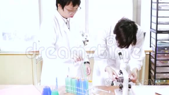 实验室的亚洲女科学家