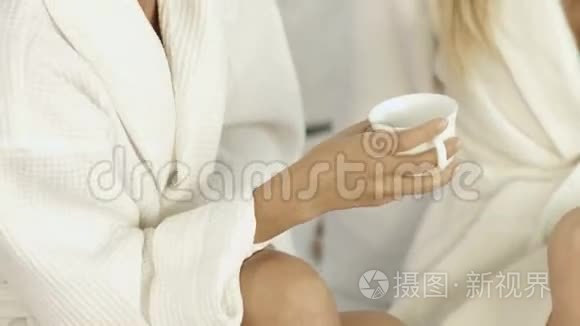 在水疗中心喝茶的女人视频