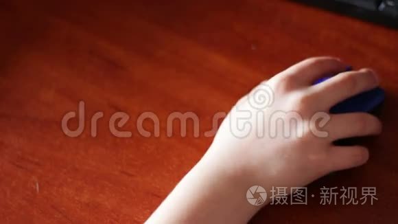 用电脑鼠标特写青少年手视频