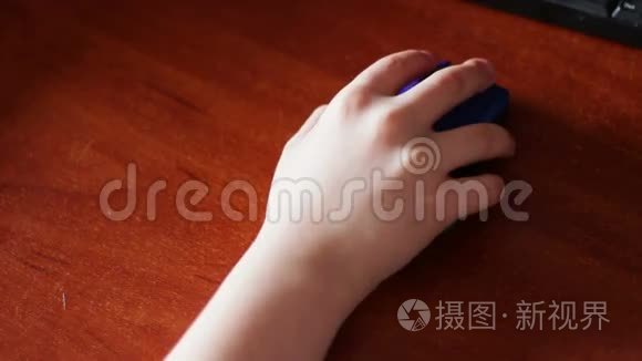 用电脑鼠标特写青少年手