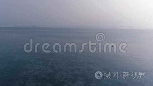 在多云的天空背景下飞越海面视频