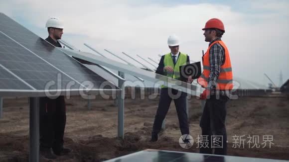 在太阳能农场安装光伏电池板视频