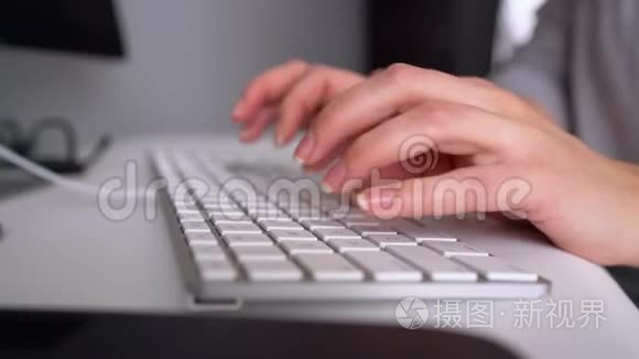 女办公室职员在键盘上打字