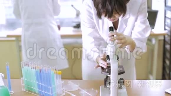 实验室的亚洲女科学家视频