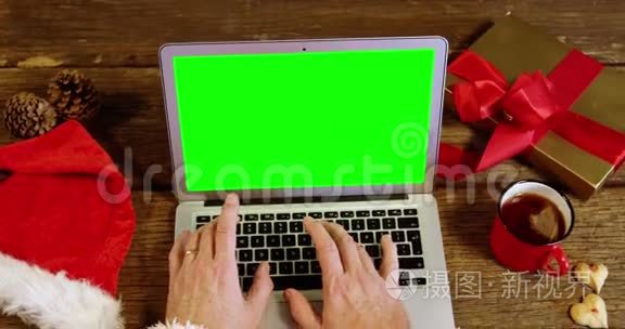 圣诞老人用笔记本电脑视频