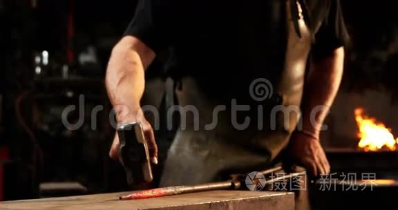 铁匠在铁棒上工作视频