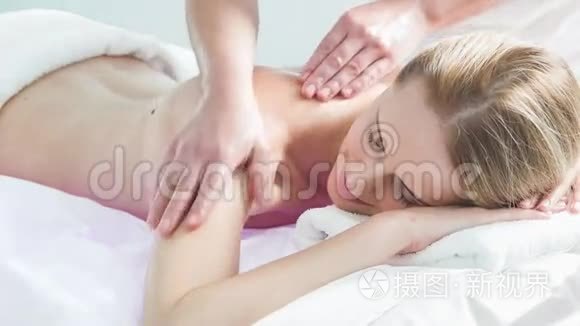 专业美容师按摩女孩的身体