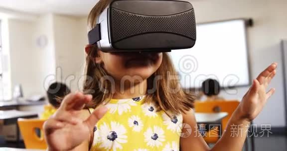 教室里使用虚拟现实耳机的女孩视频