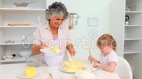 小女孩和她的祖母一起烘焙视频