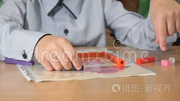 不知名的男孩在开发设计师视频