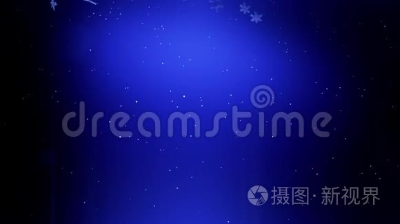 闪亮的3d雪花在蓝色背景下在空气中漂浮。 用作圣诞新年贺卡或冬季动画