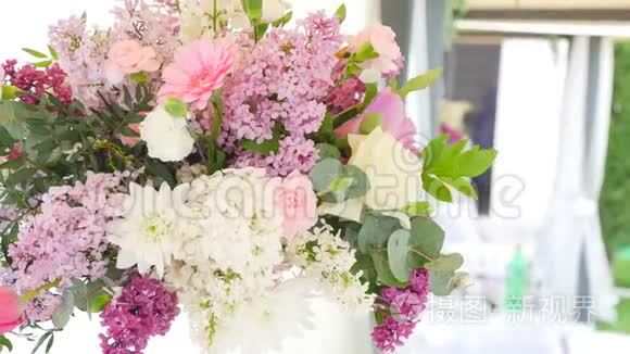 婚礼当天桌上摆着美丽的鲜花