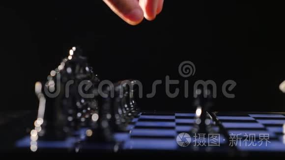 黑色背景下的棋盘和棋子游戏视频