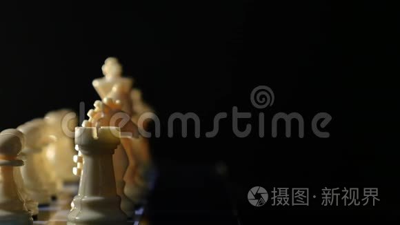 黑色背景下的棋盘和棋子游戏视频