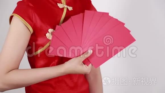 中国新年快乐概念手捧信封视频