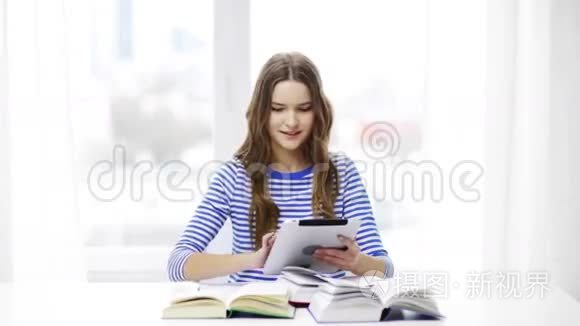 带平板电脑和书的微笑学生女孩视频