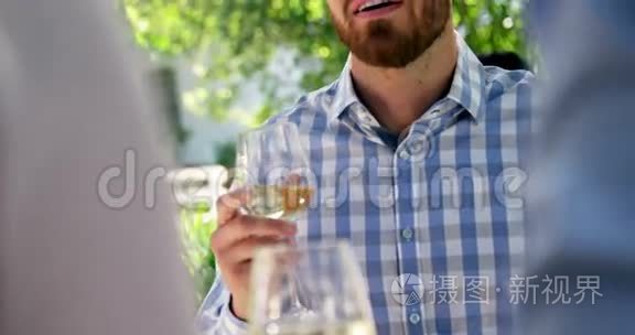 男人在喝酒时与朋友互动视频