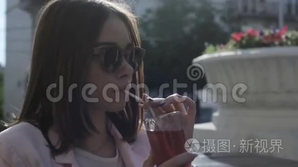 年轻漂亮的女孩在户外喝冷饮视频