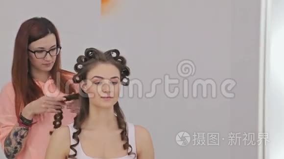 为年轻美女做发型的专业理发师视频