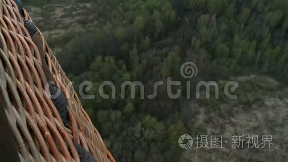 带森林和城镇鸟瞰景观视频