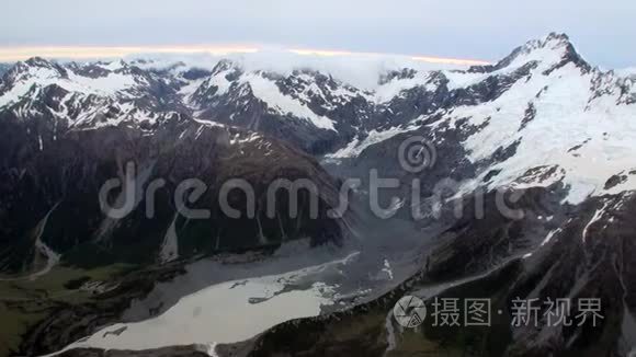 新西兰直升机窗口雪山全景景观。