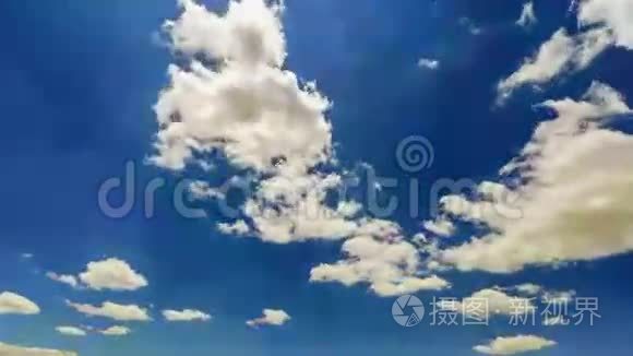 天空中明亮的云。 时间流逝