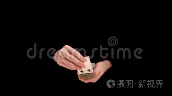 魔术师用黑牌表演魔术视频