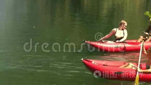 年轻夫妇在独木舟上划船视频
