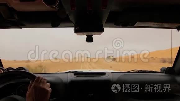 撒哈拉沙漠的摄像车，司机。