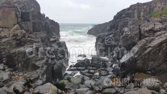 海浪冲击着梦幻般的海景