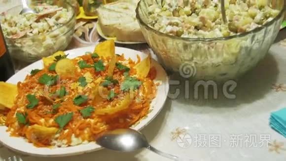 自制烹饪食物在桌子上视频