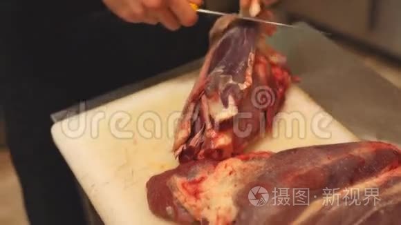 厨师在厨房切肉